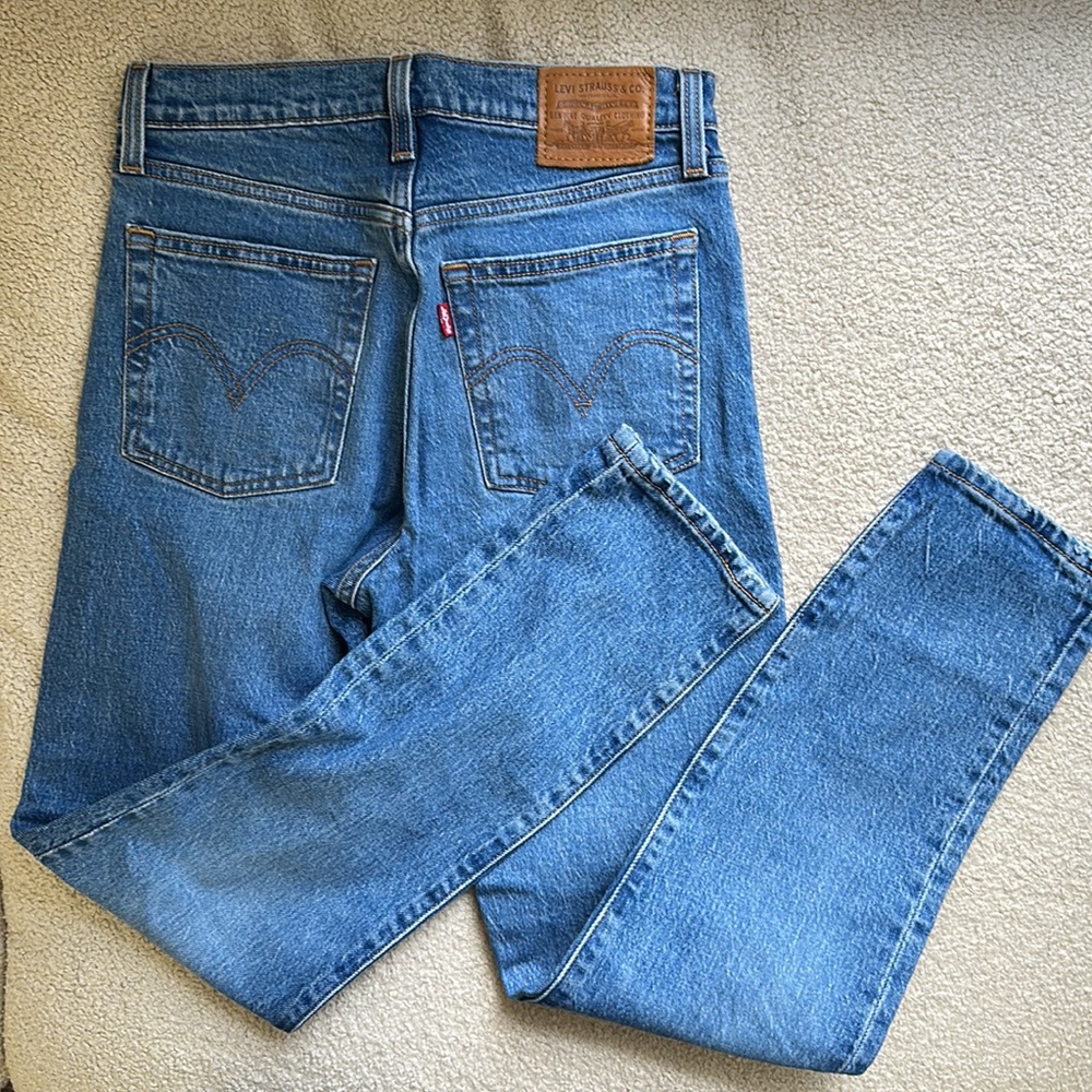 NEW LEVI WEDGIE JEANS